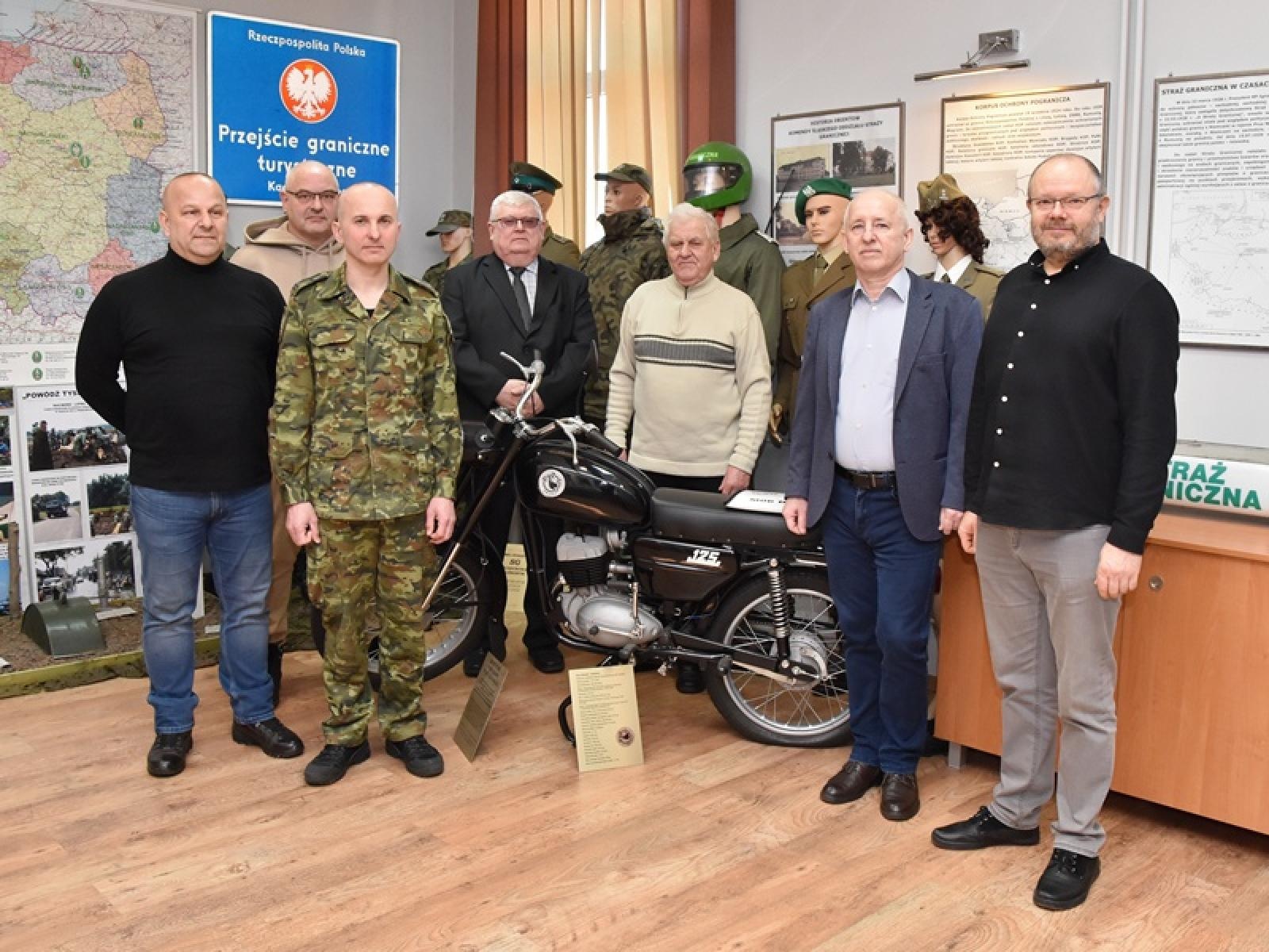 Zdjęcie w galerii na portalu naszraciborz.pl: Emerytowani funkcjonariusze spotkali się w komendzie SG wiadomości z regionu