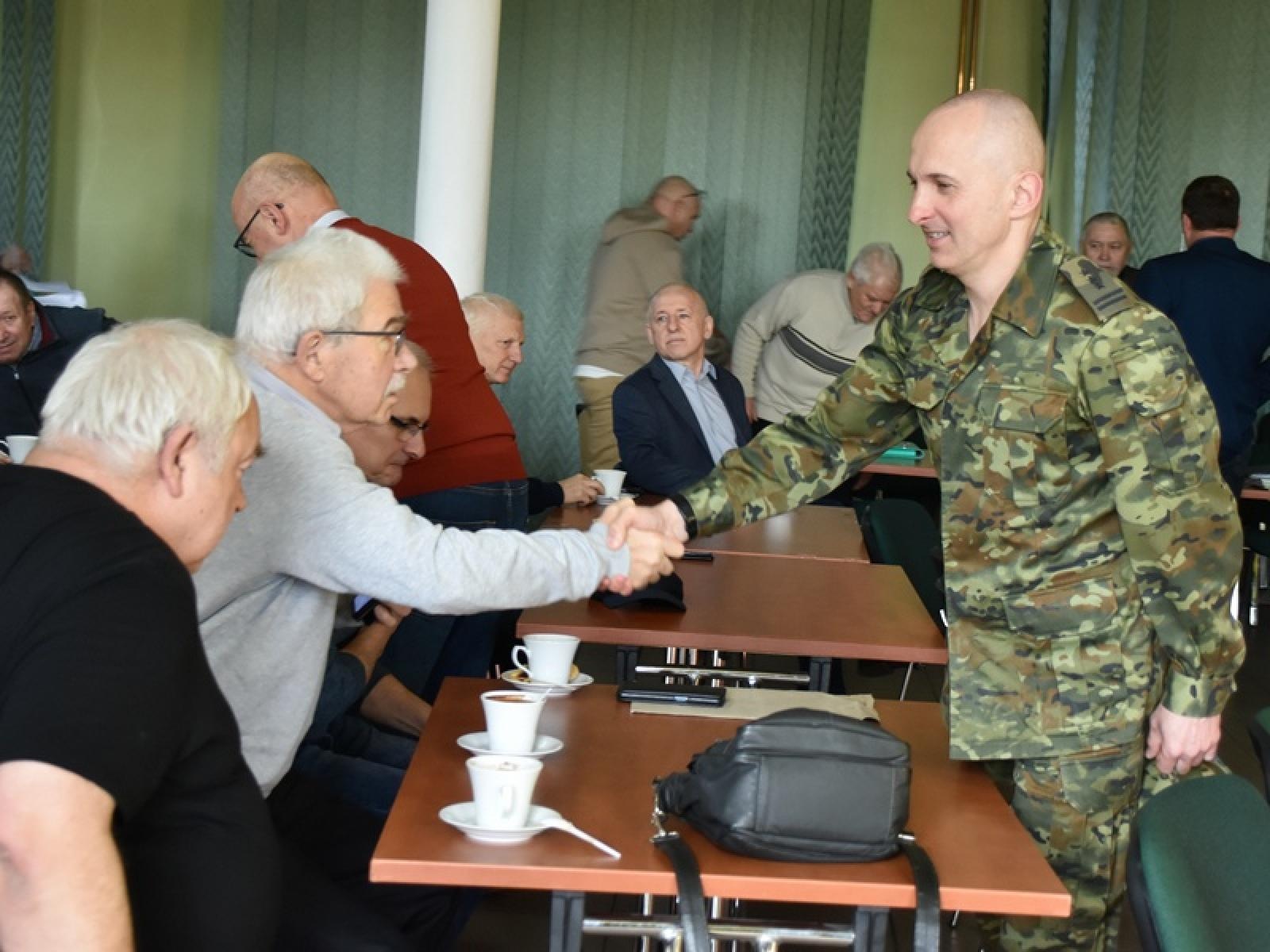 Zdjęcie w galerii na portalu naszraciborz.pl: Emerytowani funkcjonariusze spotkali się w komendzie SG wiadomości z regionu