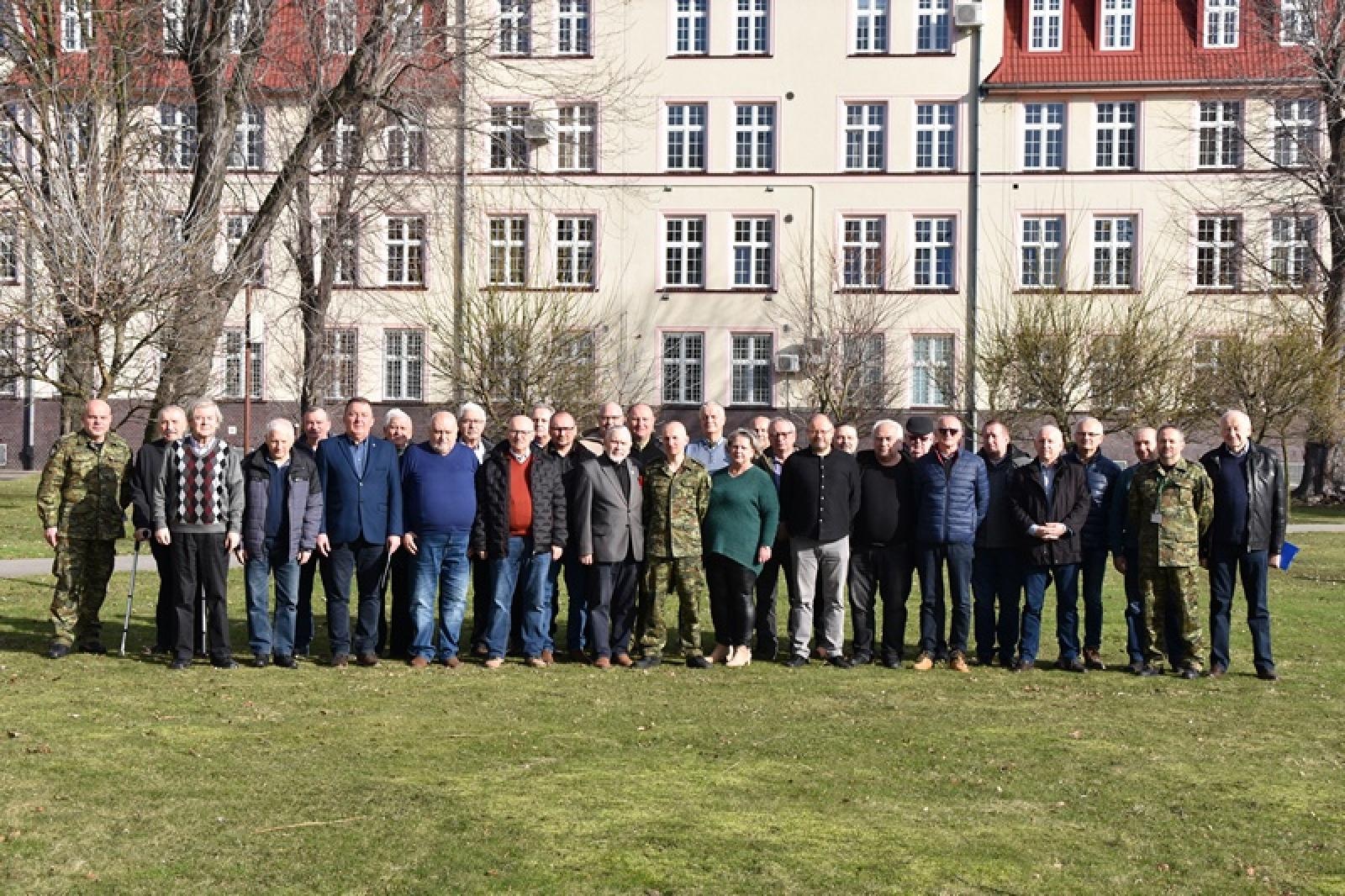 Zdjęcie w galerii na portalu naszraciborz.pl: Emerytowani funkcjonariusze spotkali się w komendzie SG wiadomości z regionu