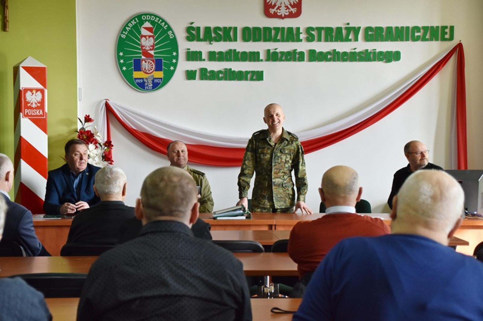Zdjęcie w galerii na portalu naszraciborz.pl: Emerytowani funkcjonariusze spotkali się w komendzie SG wiadomości z regionu