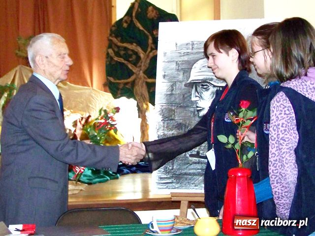 Zdjęcie w galerii na portalu naszraciborz.pl: Młodzież wysłuchała AK-owca wiadomości z regionu