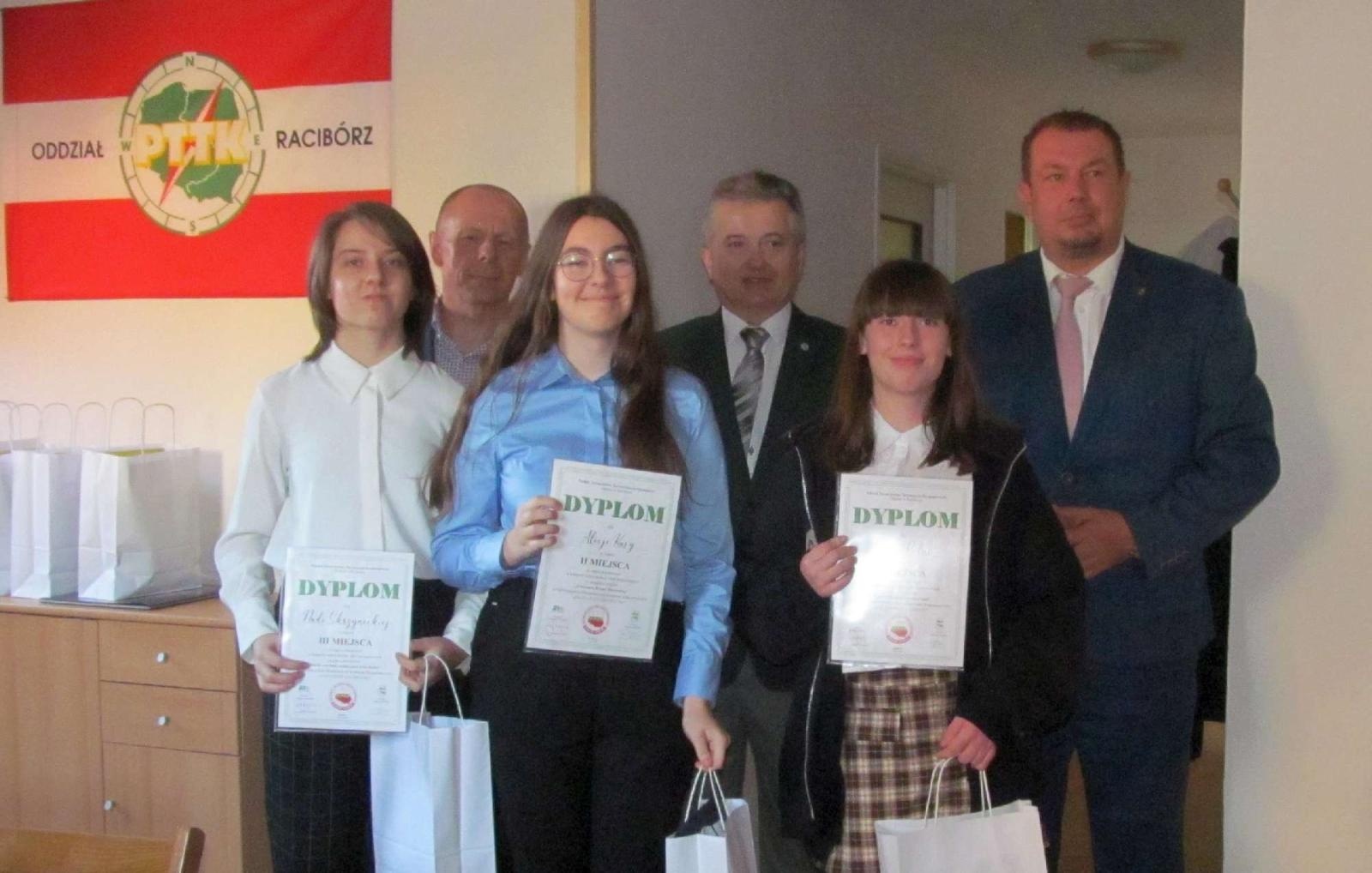 Zdjęcie w galerii na portalu naszraciborz.pl: Poznajemy ojcowiznę. W PTTK w Raciborzu podsumowano konkurs wiadomości z regionu