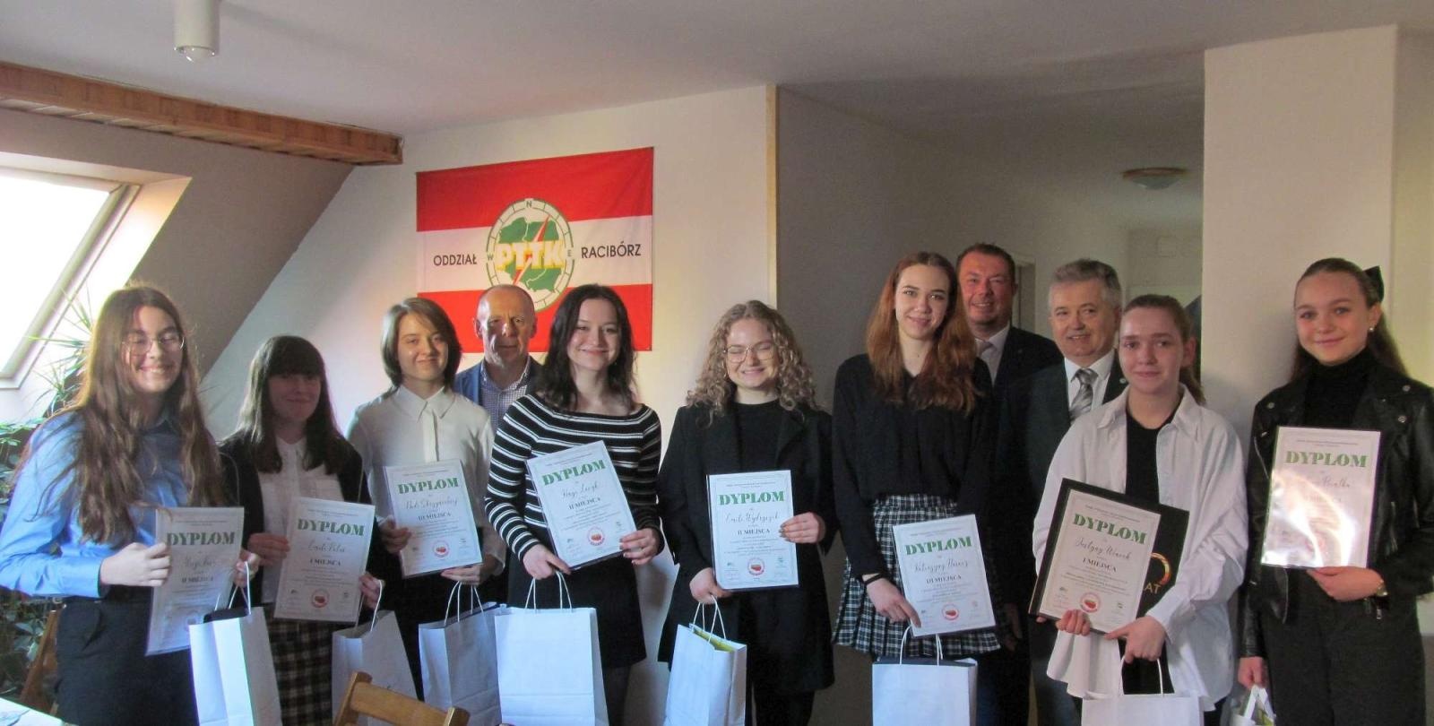 Zdjęcie w galerii na portalu naszraciborz.pl: Poznajemy ojcowiznę. W PTTK w Raciborzu podsumowano konkurs wiadomości z regionu