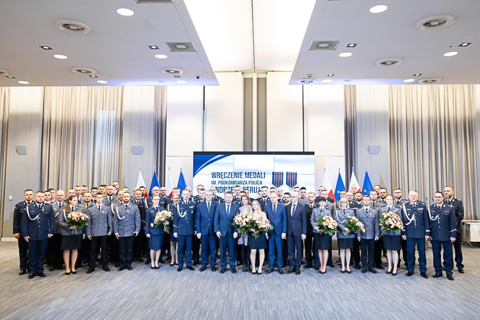 Zdjęcie w galerii na portalu naszraciborz.pl: Policjant z Raciborza odebrał od ministra medal za bohaterstwo. Uratował 88-latka z pożaru wiadomości z regionu