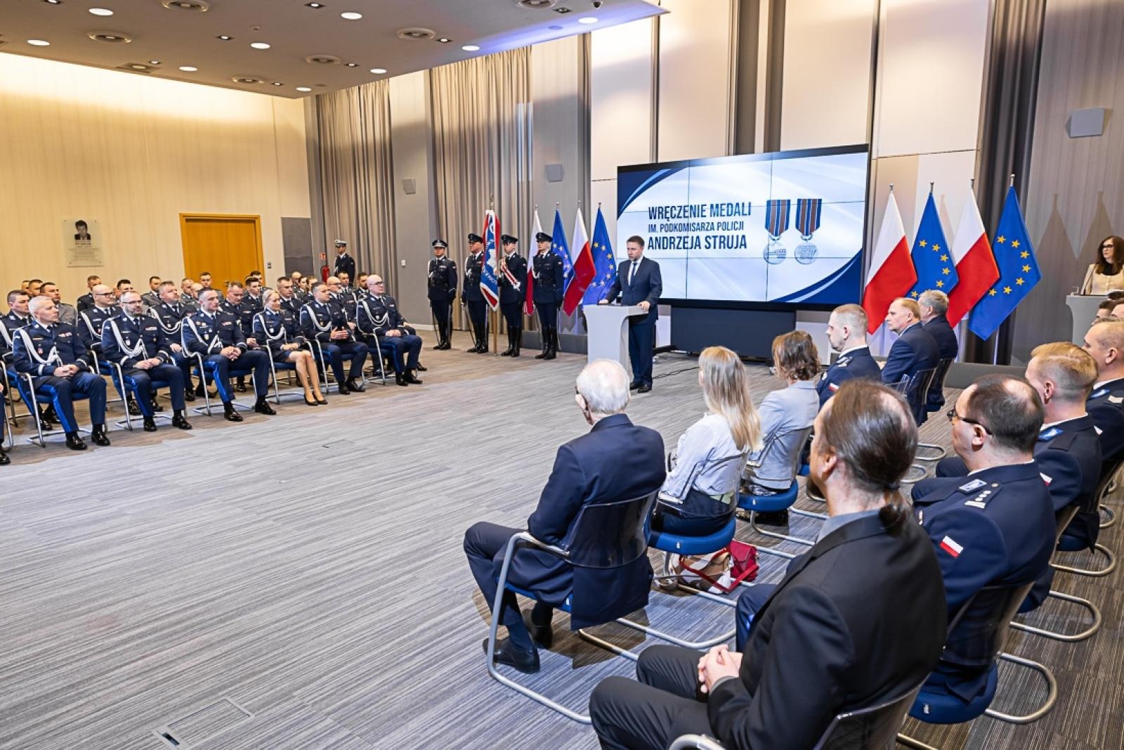 Zdjęcie w galerii na portalu naszraciborz.pl: Policjant z Raciborza odebrał od ministra medal za bohaterstwo. Uratował 88-latka z pożaru wiadomości z regionu