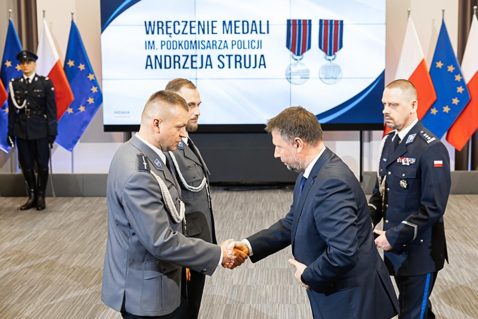 Zdjęcie w galerii na portalu naszraciborz.pl: Policjant z Raciborza odebrał od ministra medal za bohaterstwo. Uratował 88-latka z pożaru wiadomości z regionu