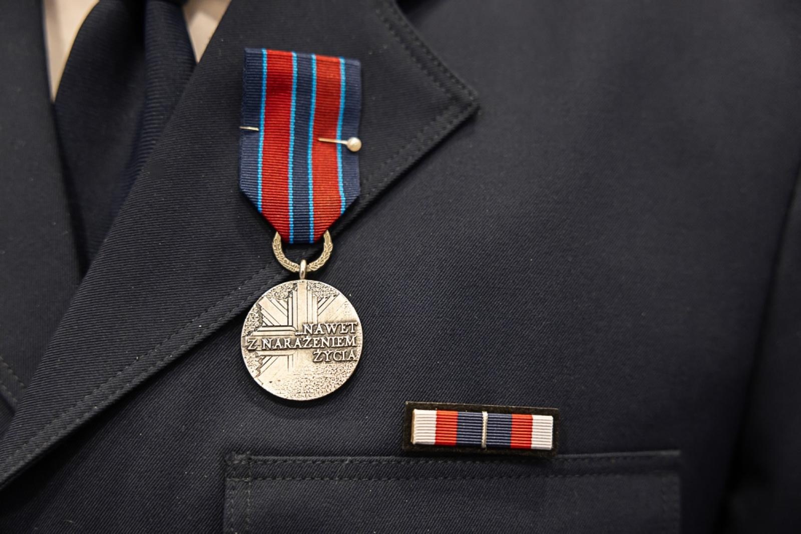 Zdjęcie w galerii na portalu naszraciborz.pl: Policjant z Raciborza odebrał od ministra medal za bohaterstwo. Uratował 88-latka z pożaru wiadomości z regionu