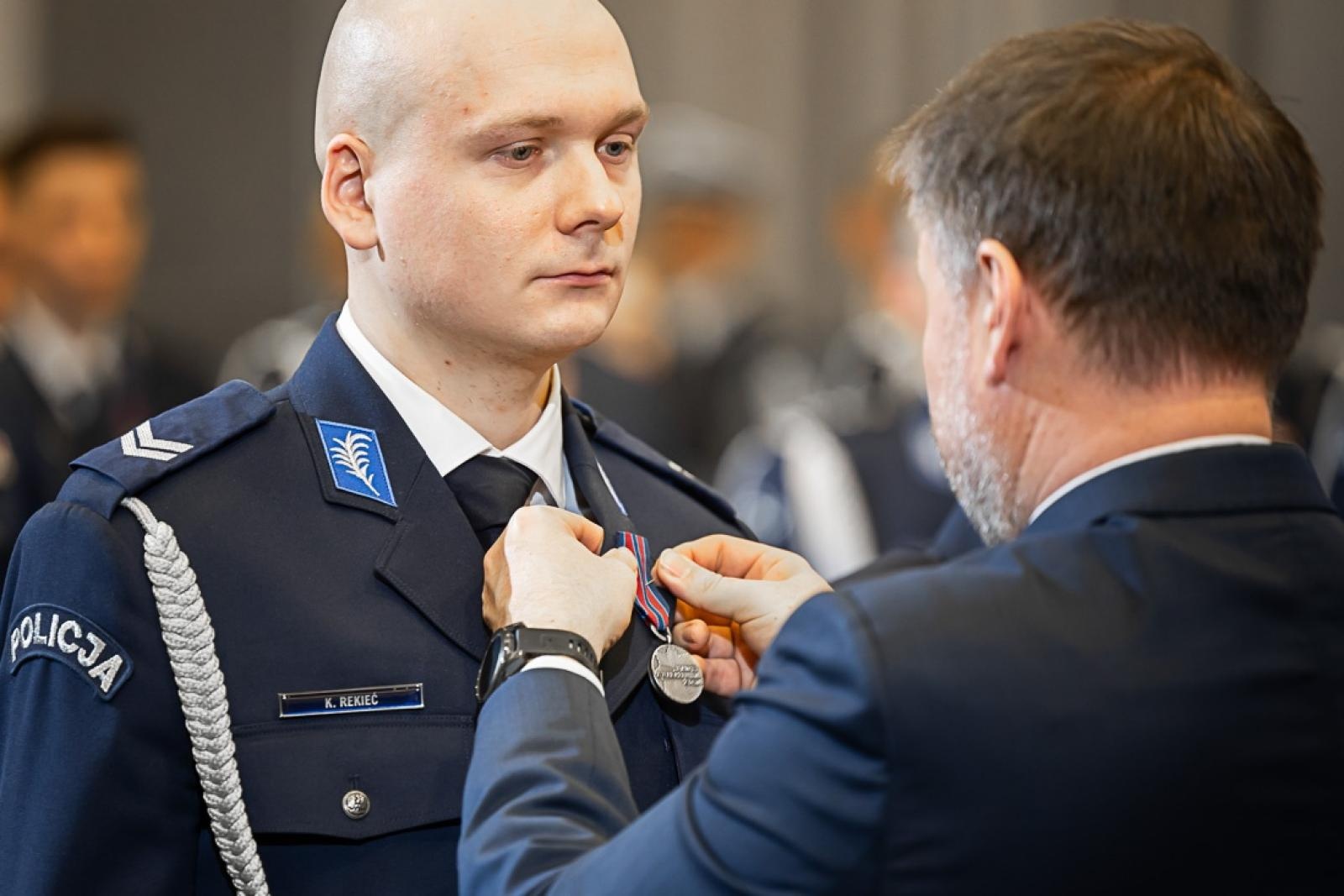 Zdjęcie w galerii na portalu naszraciborz.pl: Policjant z Raciborza odebrał od ministra medal za bohaterstwo. Uratował 88-latka z pożaru wiadomości z regionu