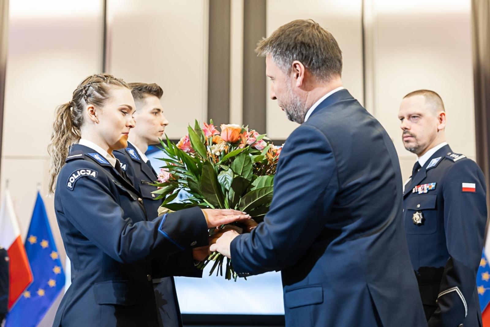 Zdjęcie w galerii na portalu naszraciborz.pl: Policjant z Raciborza odebrał od ministra medal za bohaterstwo. Uratował 88-latka z pożaru wiadomości z regionu