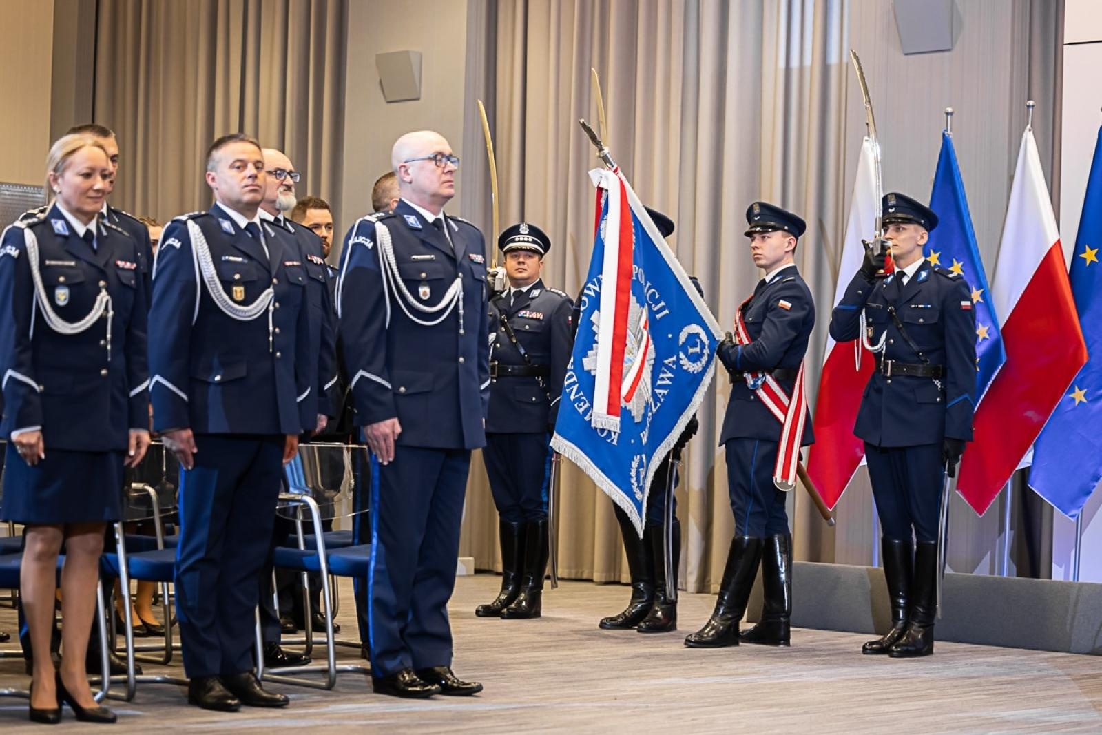 Zdjęcie w galerii na portalu naszraciborz.pl: Policjant z Raciborza odebrał od ministra medal za bohaterstwo. Uratował 88-latka z pożaru wiadomości z regionu