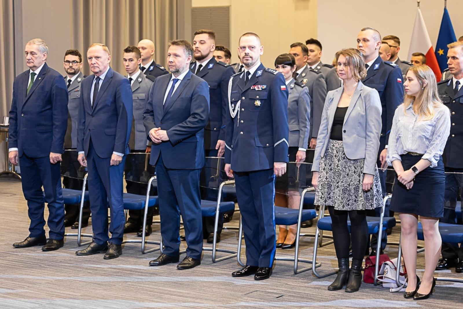 Zdjęcie w galerii na portalu naszraciborz.pl: Policjant z Raciborza odebrał od ministra medal za bohaterstwo. Uratował 88-latka z pożaru wiadomości z regionu