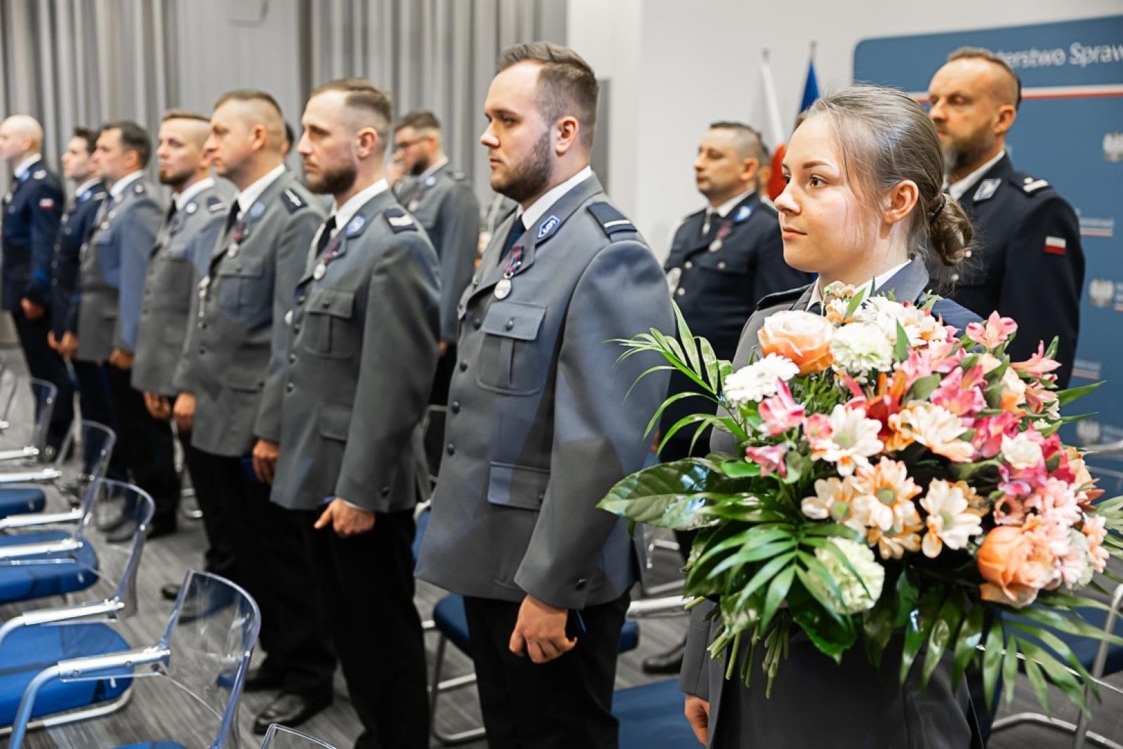 Zdjęcie w galerii na portalu naszraciborz.pl: Policjant z Raciborza odebrał od ministra medal za bohaterstwo. Uratował 88-latka z pożaru wiadomości z regionu