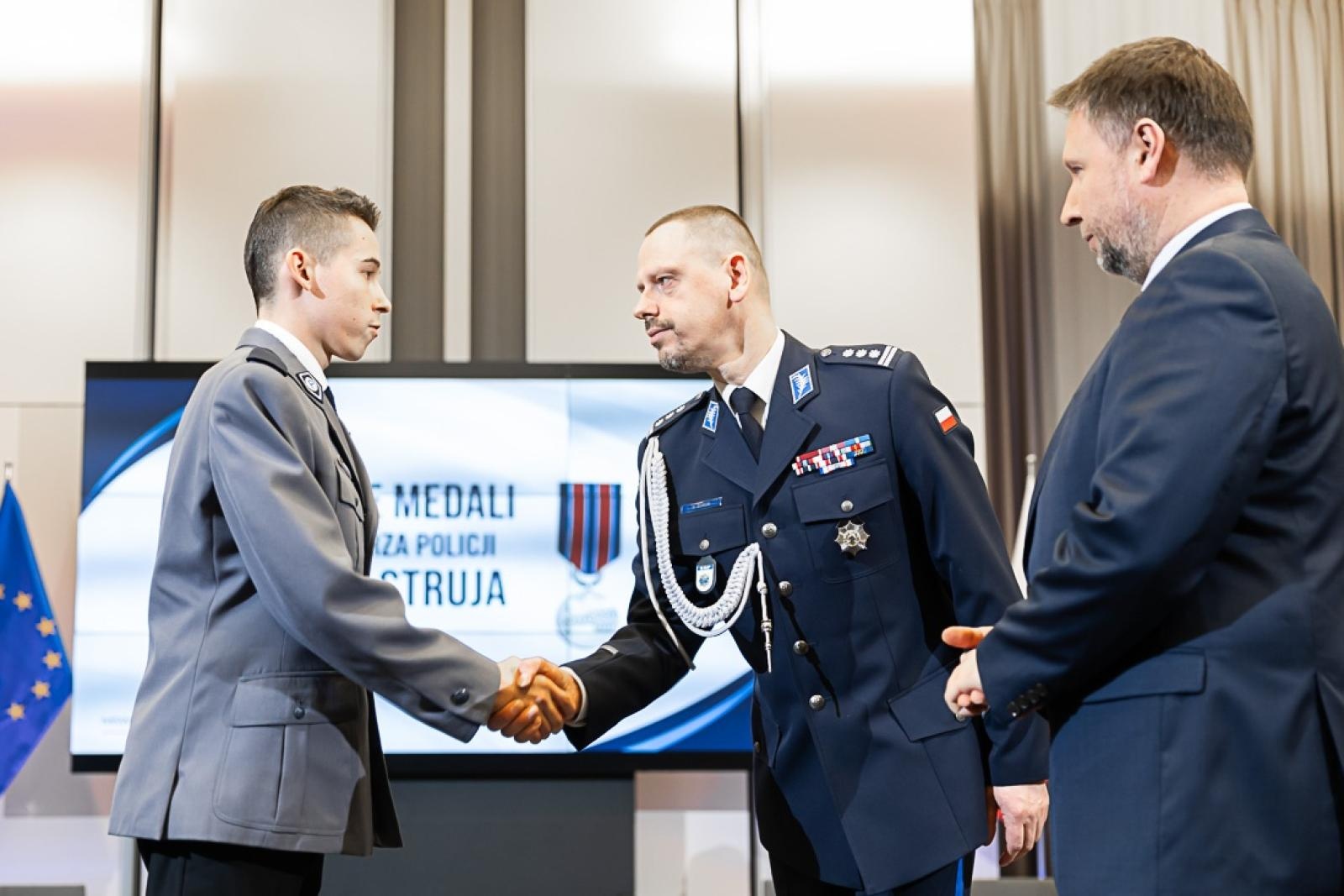 Zdjęcie w galerii na portalu naszraciborz.pl: Policjant z Raciborza odebrał od ministra medal za bohaterstwo. Uratował 88-latka z pożaru wiadomości z regionu