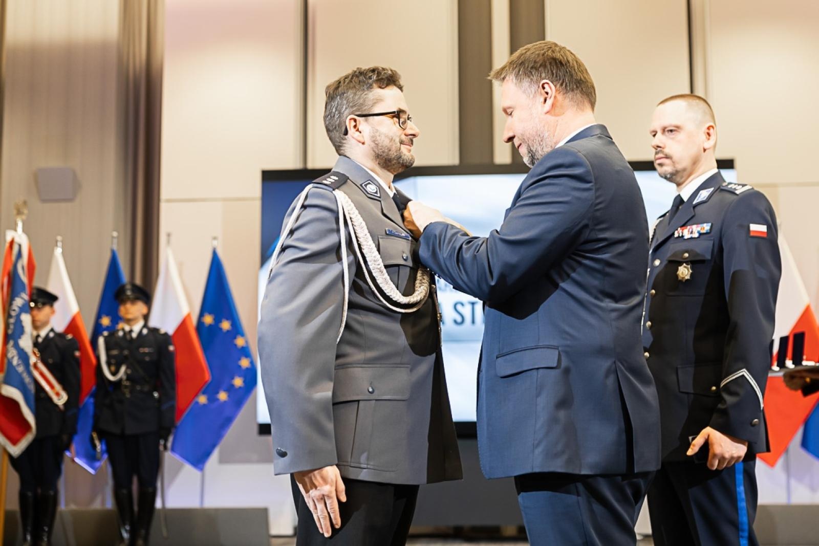 Zdjęcie w galerii na portalu naszraciborz.pl: Policjant z Raciborza odebrał od ministra medal za bohaterstwo. Uratował 88-latka z pożaru wiadomości z regionu