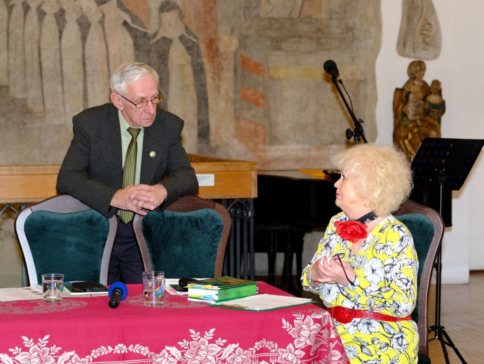 Zdjęcie w galerii na portalu naszraciborz.pl: Wieczór poetycki Teresy Okaj w raciborskim muzeum wiadomości z regionu