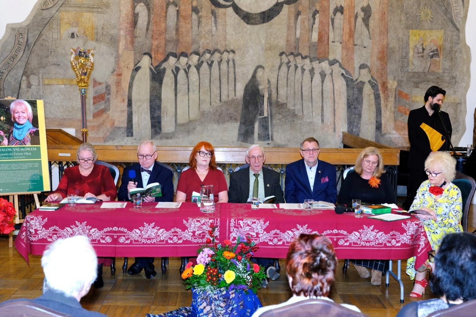 Zdjęcie w galerii na portalu naszraciborz.pl: Wieczór poetycki Teresy Okaj w raciborskim muzeum wiadomości z regionu