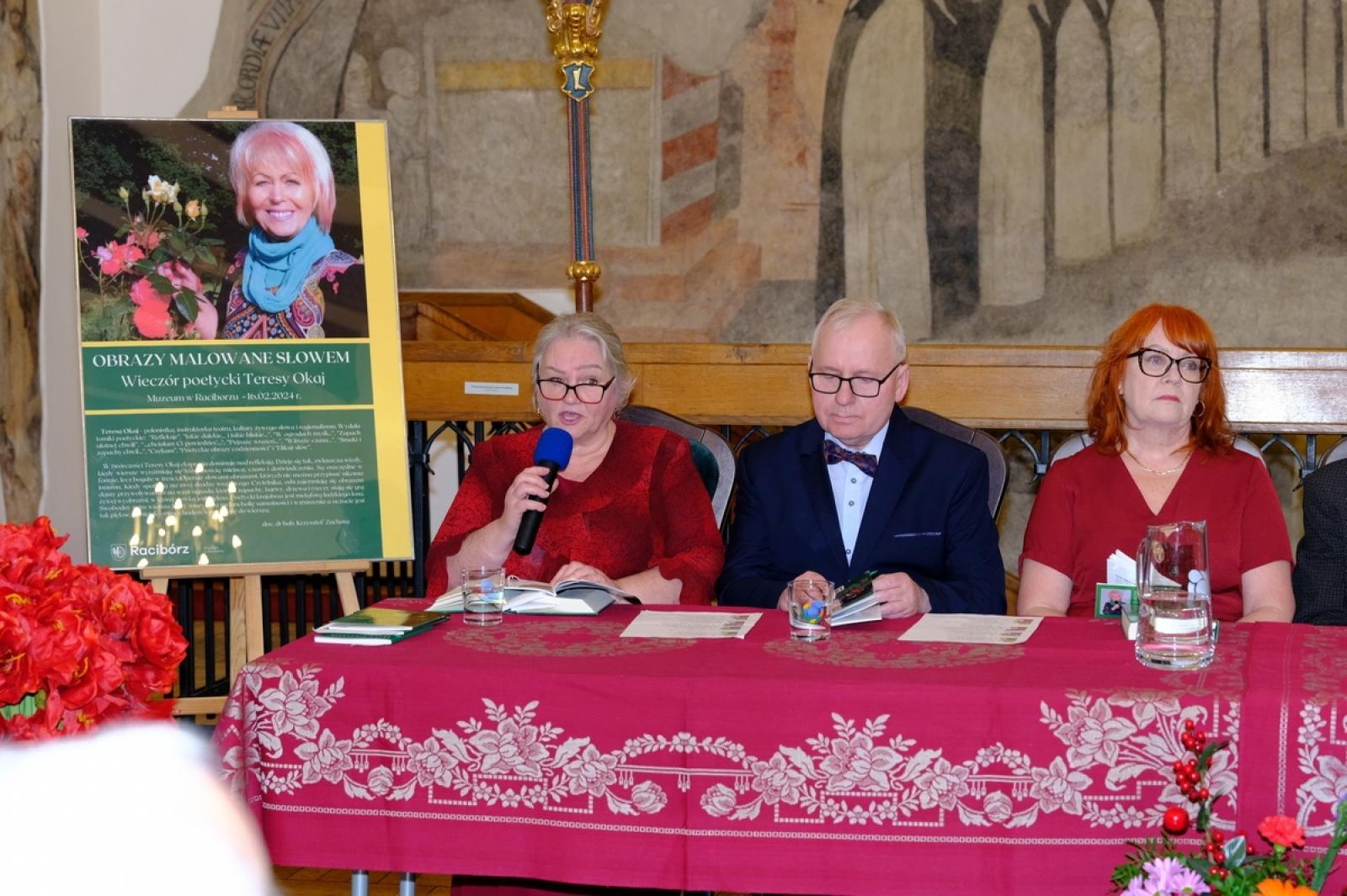Zdjęcie w galerii na portalu naszraciborz.pl: Wieczór poetycki Teresy Okaj w raciborskim muzeum wiadomości z regionu