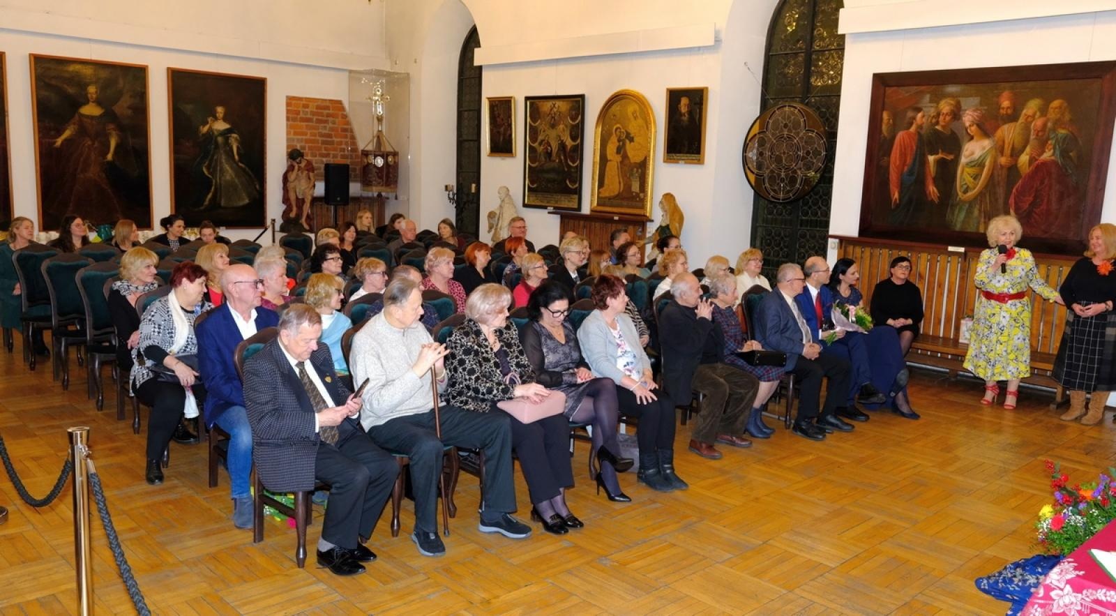 Zdjęcie w galerii na portalu naszraciborz.pl: Wieczór poetycki Teresy Okaj w raciborskim muzeum wiadomości z regionu