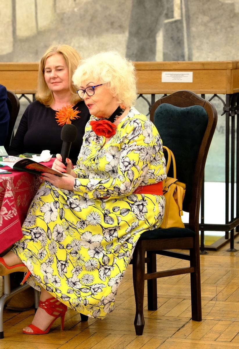 Zdjęcie w galerii na portalu naszraciborz.pl: Wieczór poetycki Teresy Okaj w raciborskim muzeum wiadomości z regionu