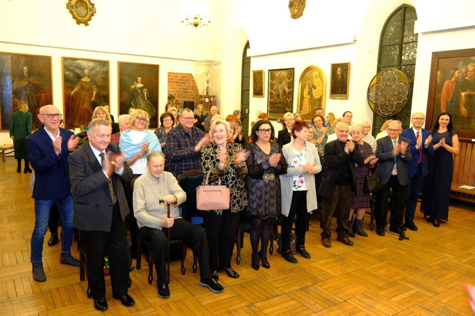 Zdjęcie w galerii na portalu naszraciborz.pl: Wieczór poetycki Teresy Okaj w raciborskim muzeum wiadomości z regionu