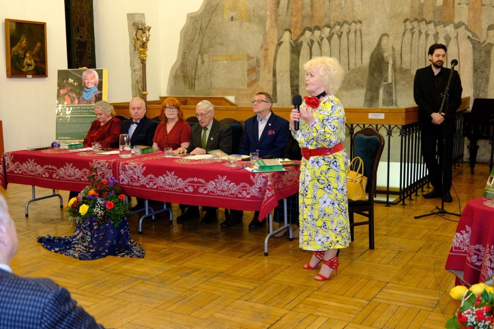 Zdjęcie w galerii na portalu naszraciborz.pl: Wieczór poetycki Teresy Okaj w raciborskim muzeum wiadomości z regionu
