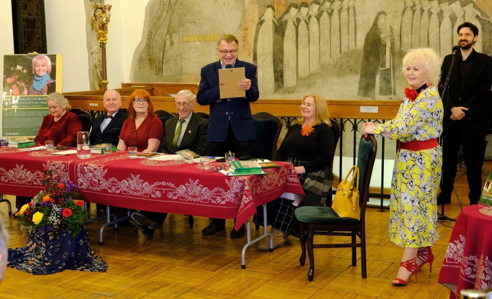 Zdjęcie w galerii na portalu naszraciborz.pl: Wieczór poetycki Teresy Okaj w raciborskim muzeum wiadomości z regionu