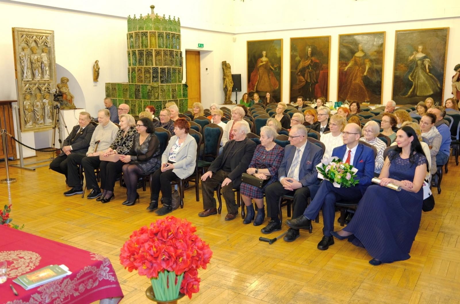 Zdjęcie w galerii na portalu naszraciborz.pl: Wieczór poetycki Teresy Okaj w raciborskim muzeum wiadomości z regionu