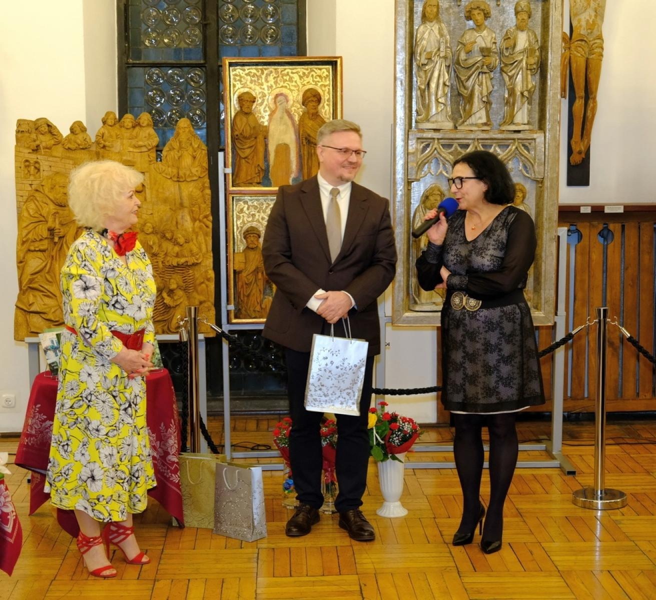 Zdjęcie w galerii na portalu naszraciborz.pl: Wieczór poetycki Teresy Okaj w raciborskim muzeum wiadomości z regionu