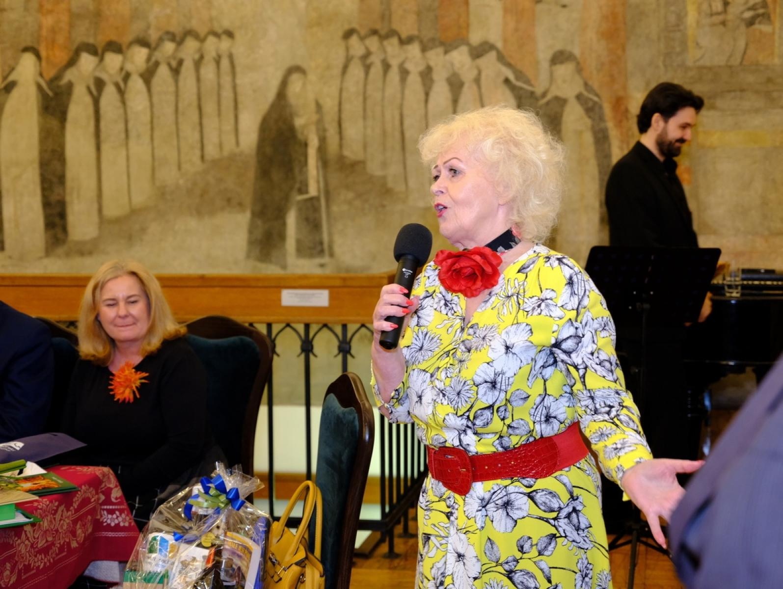 Zdjęcie w galerii na portalu naszraciborz.pl: Wieczór poetycki Teresy Okaj w raciborskim muzeum wiadomości z regionu