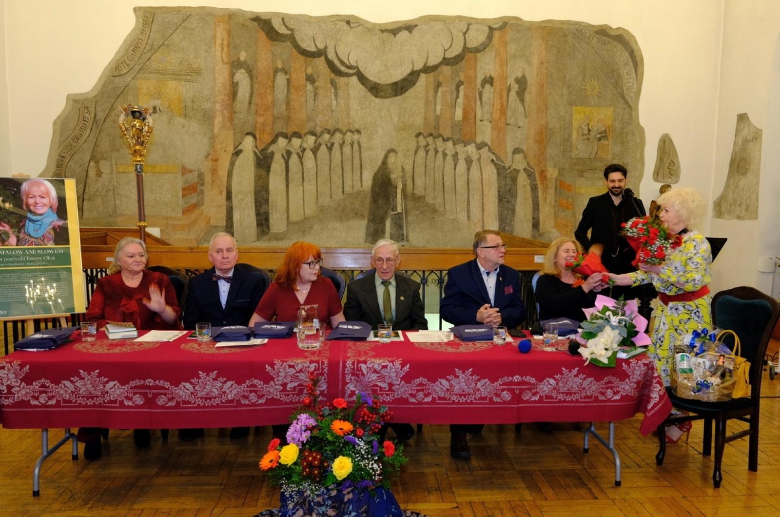 Zdjęcie w galerii na portalu naszraciborz.pl: Wieczór poetycki Teresy Okaj w raciborskim muzeum wiadomości z regionu