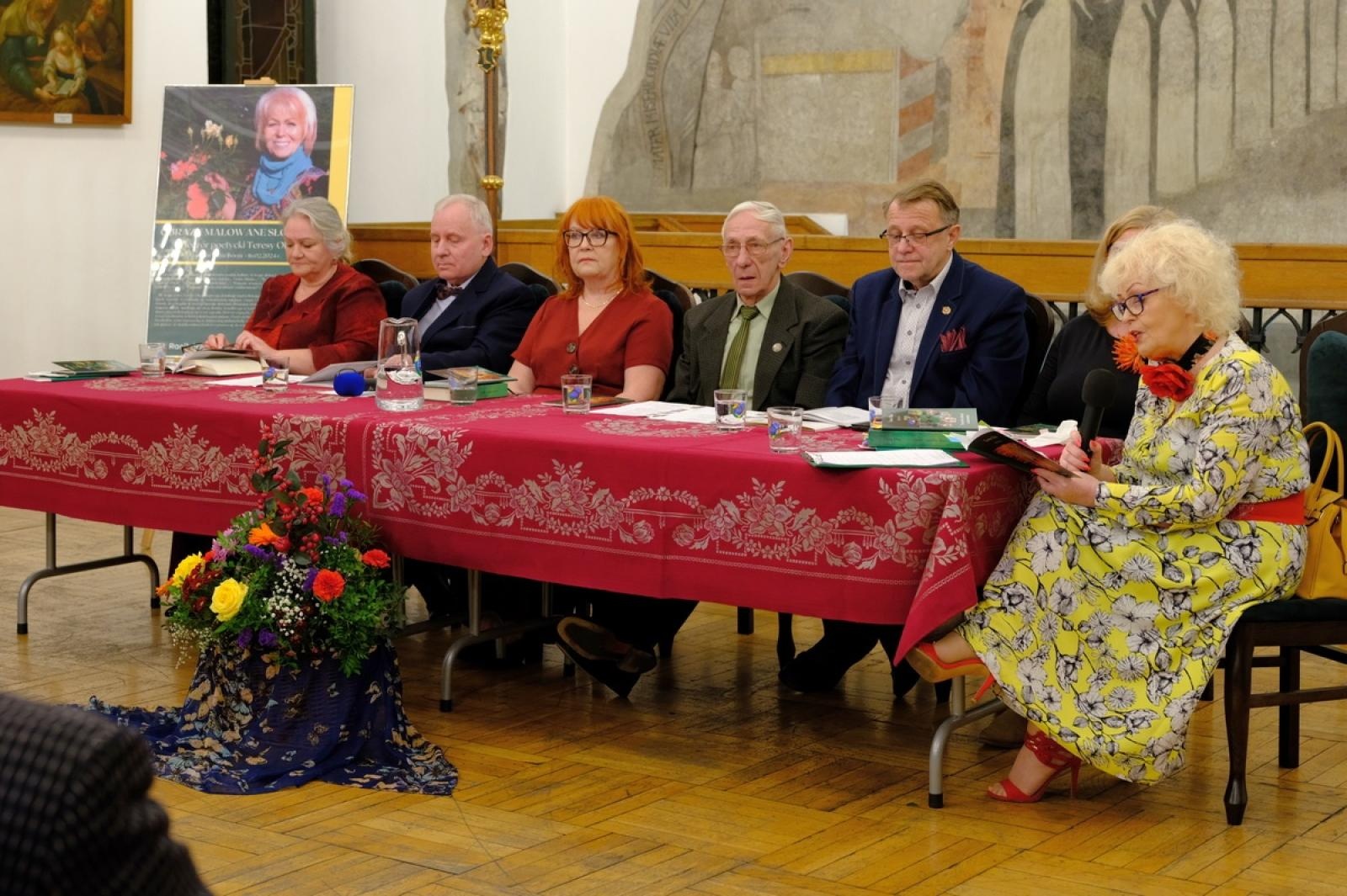 Zdjęcie w galerii na portalu naszraciborz.pl: Wieczór poetycki Teresy Okaj w raciborskim muzeum wiadomości z regionu