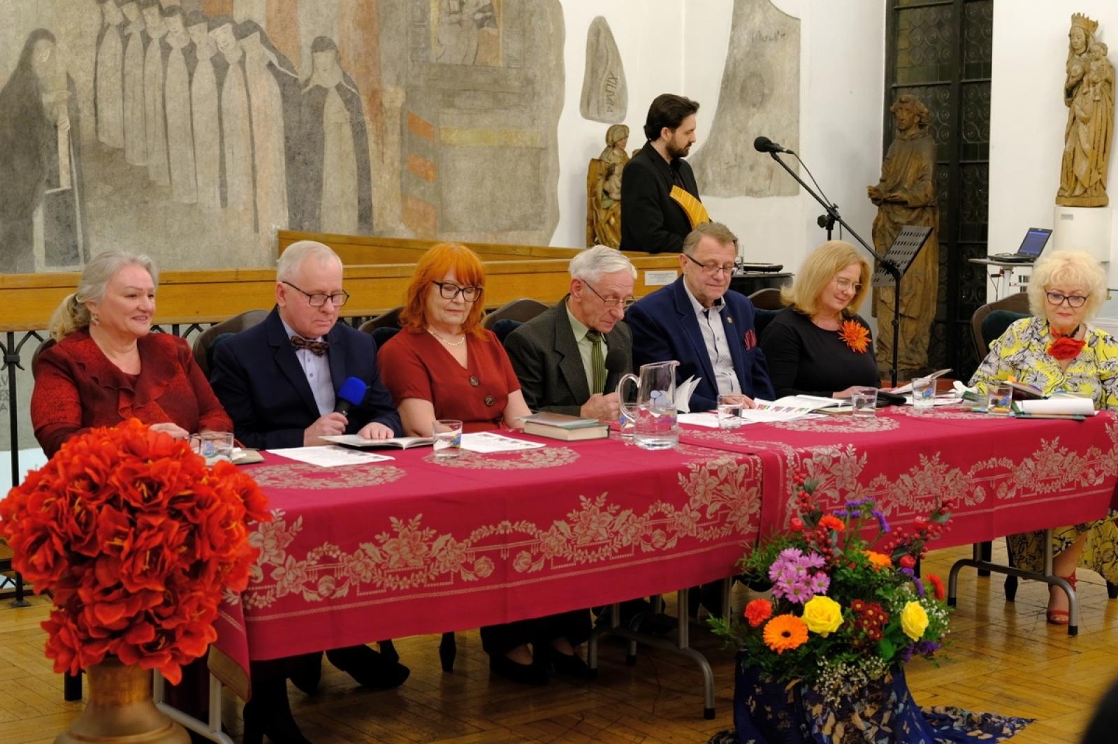 Zdjęcie w galerii na portalu naszraciborz.pl: Wieczór poetycki Teresy Okaj w raciborskim muzeum wiadomości z regionu