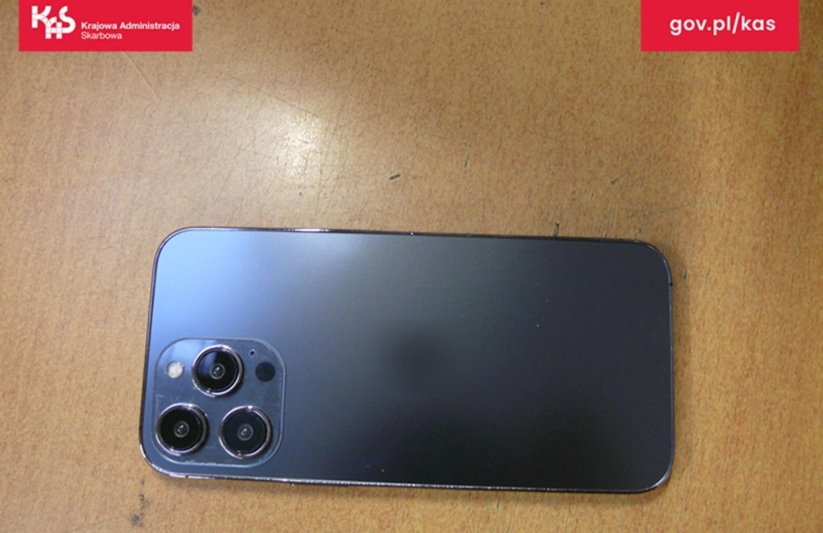 Zdjęcie w galerii na portalu naszraciborz.pl: Atrapy telefonów komórkowych w przesyłce z Chin. Odbiorcy paczki grożą konsekwencje prawne wiadomości z regionu