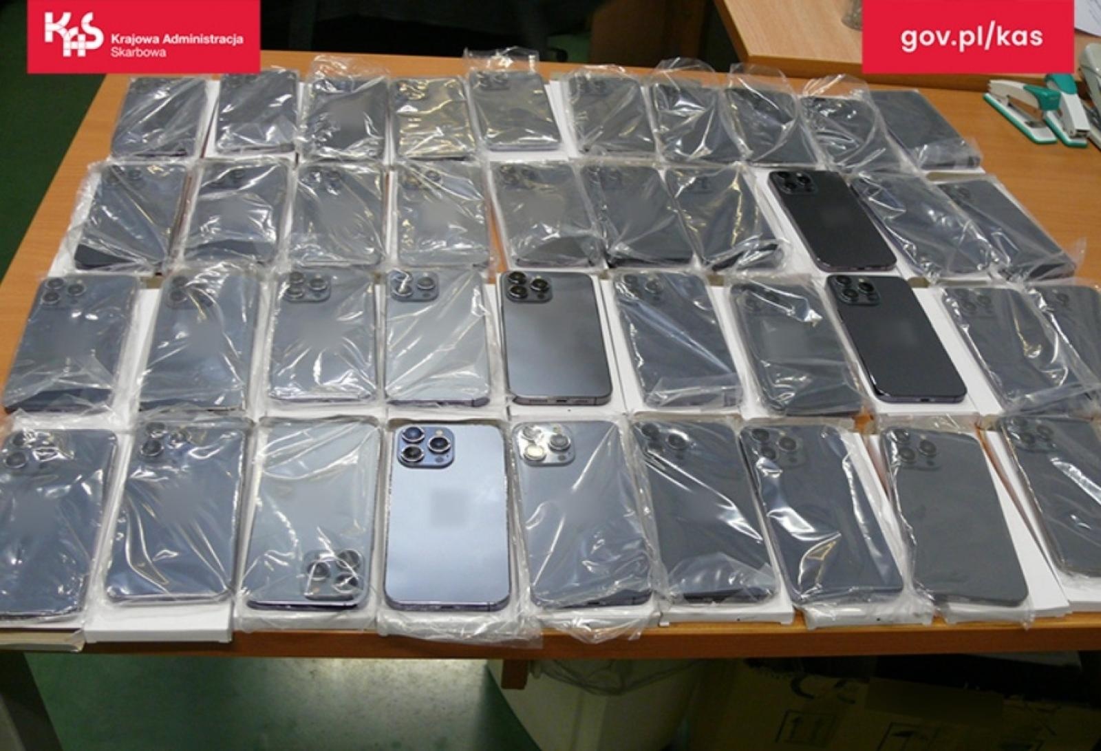 Zdjęcie w galerii na portalu naszraciborz.pl: Atrapy telefonów komórkowych w przesyłce z Chin. Odbiorcy paczki grożą konsekwencje prawne wiadomości z regionu