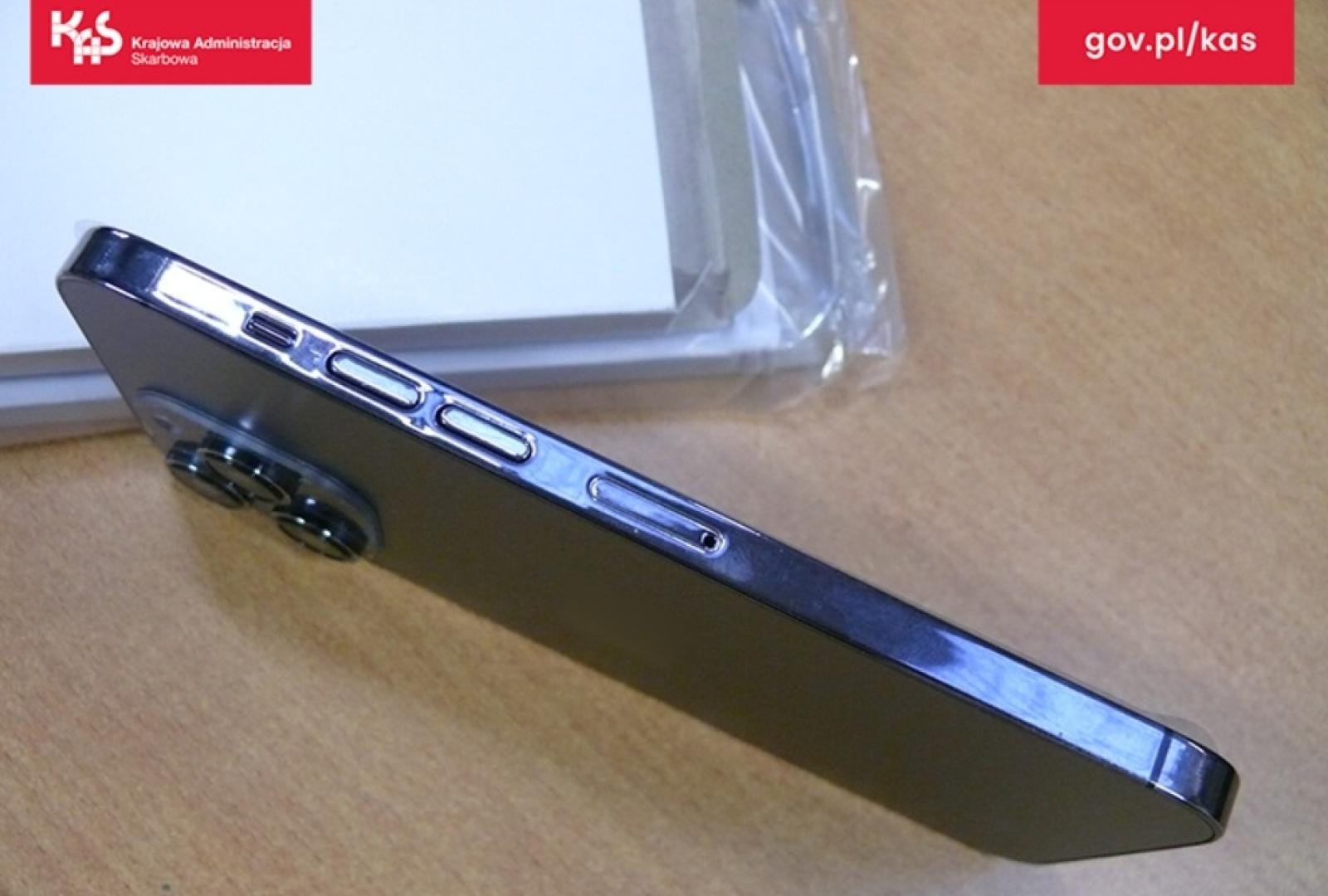 Zdjęcie w galerii na portalu naszraciborz.pl: Atrapy telefonów komórkowych w przesyłce z Chin. Odbiorcy paczki grożą konsekwencje prawne wiadomości z regionu