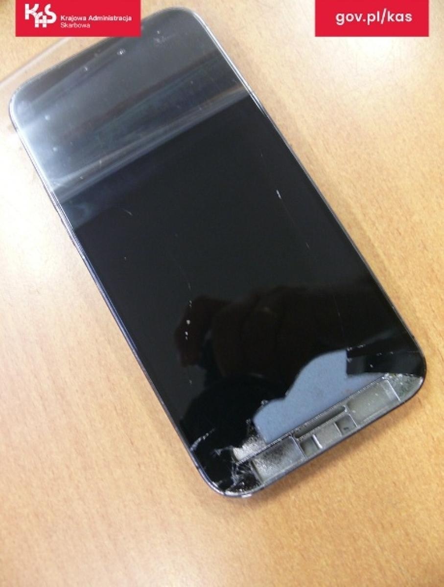 Zdjęcie w galerii na portalu naszraciborz.pl: Atrapy telefonów komórkowych w przesyłce z Chin. Odbiorcy paczki grożą konsekwencje prawne wiadomości z regionu