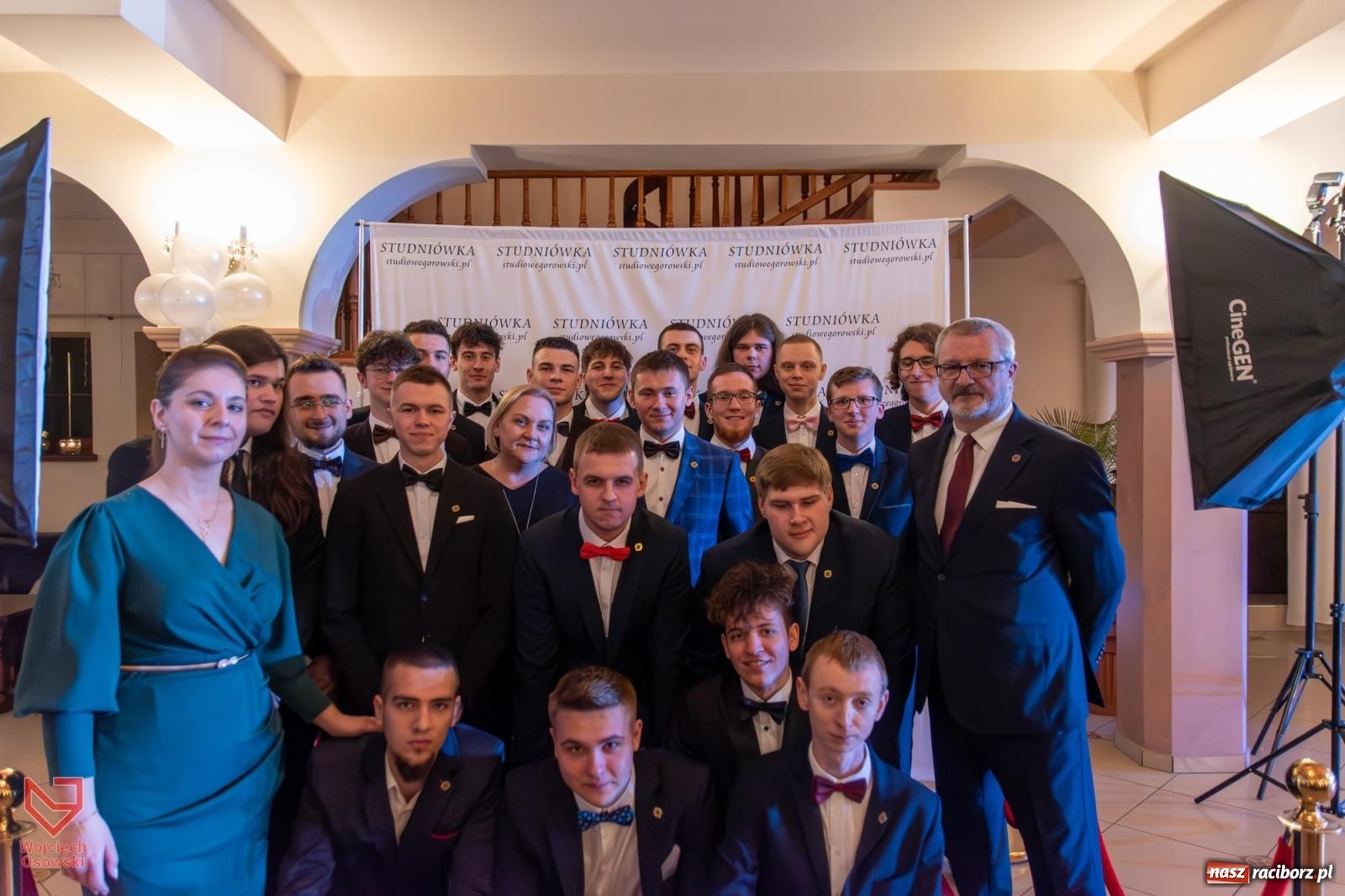 Zdjęcie w galerii na portalu naszraciborz.pl: Czas zabawy minął. Zostały wspomnienia. Studniówka Mechanika wiadomości z regionu