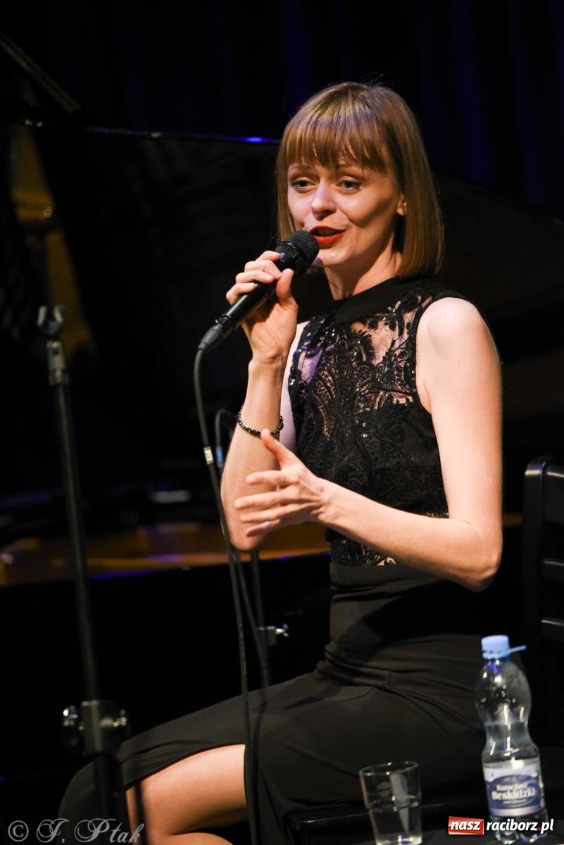 Zdjęcie w galerii na portalu naszraciborz.pl: Scena Kameralnie na Walentynki. Karolina i Jarosław Hanikowie wiadomości z regionu