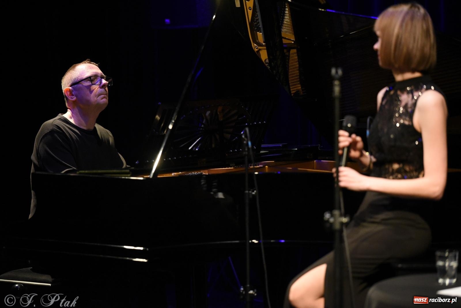 Zdjęcie w galerii na portalu naszraciborz.pl: Scena Kameralnie na Walentynki. Karolina i Jarosław Hanikowie wiadomości z regionu