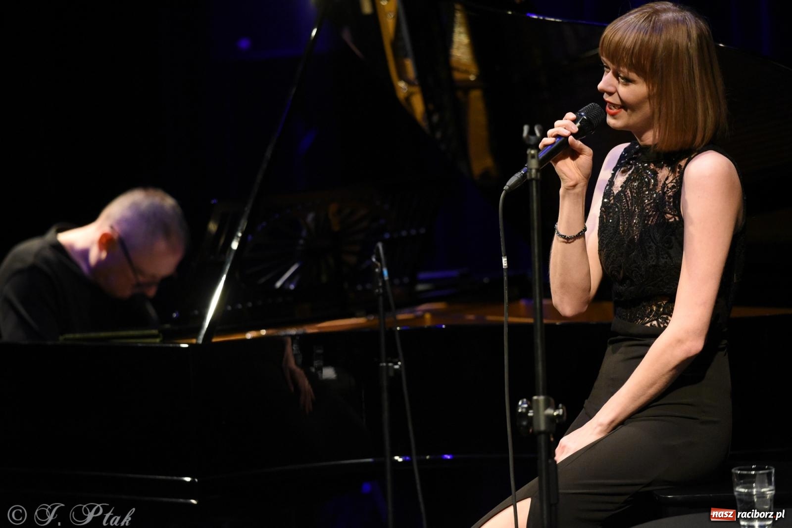 Zdjęcie w galerii na portalu naszraciborz.pl: Scena Kameralnie na Walentynki. Karolina i Jarosław Hanikowie wiadomości z regionu