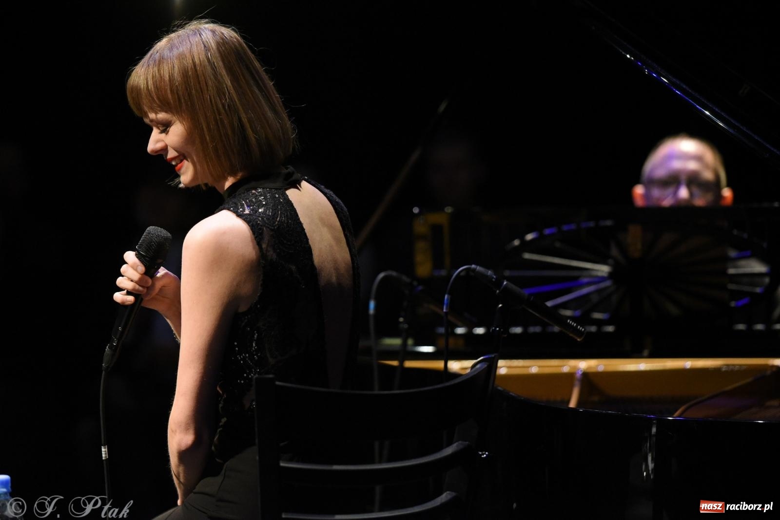 Zdjęcie w galerii na portalu naszraciborz.pl: Scena Kameralnie na Walentynki. Karolina i Jarosław Hanikowie wiadomości z regionu
