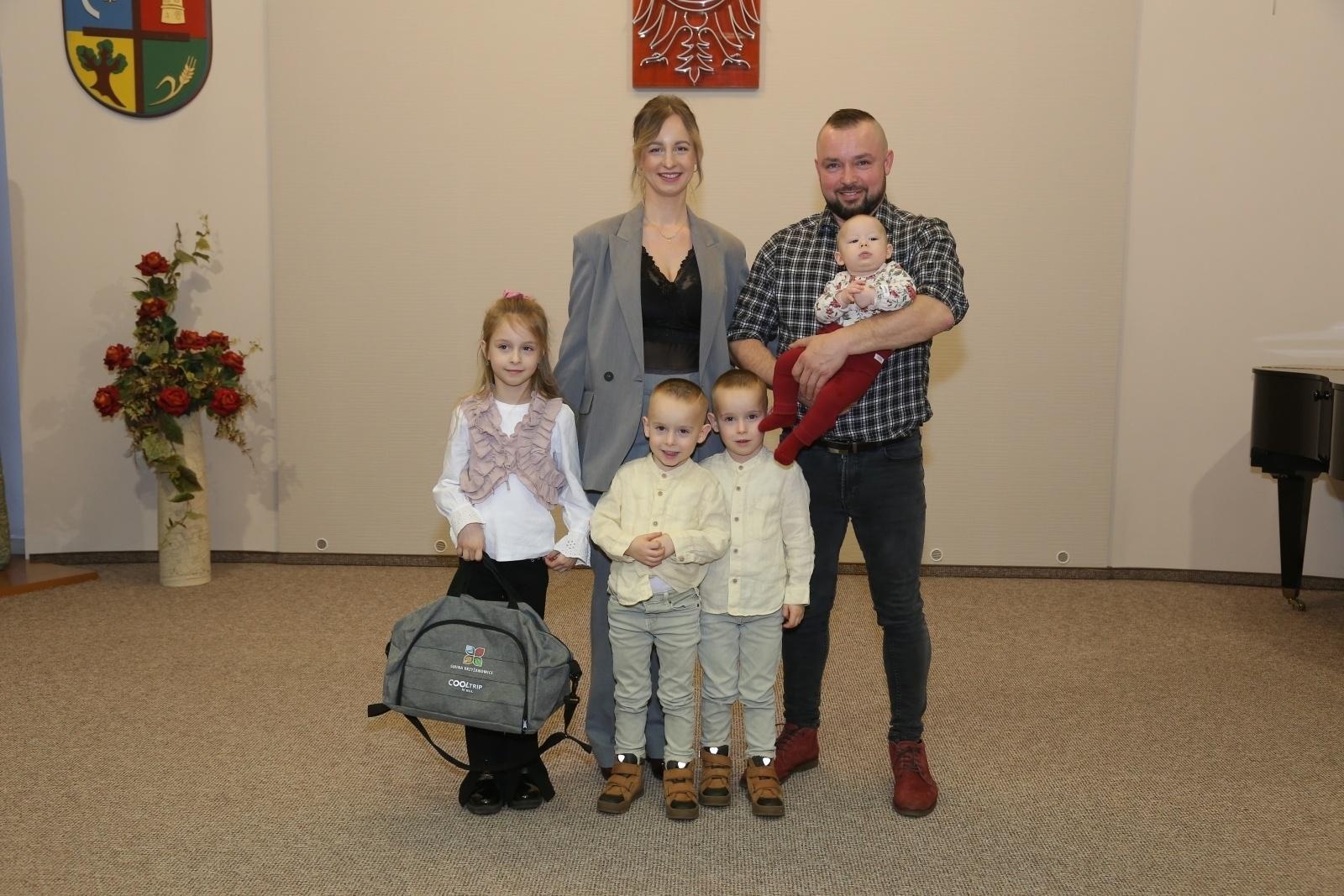 Zdjęcie w galerii na portalu naszraciborz.pl: W Krzyżanowicach przywitano najmłodszych obywateli gminy wiadomości z regionu