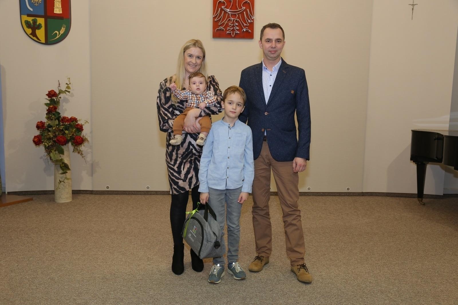 Zdjęcie w galerii na portalu naszraciborz.pl: W Krzyżanowicach przywitano najmłodszych obywateli gminy wiadomości z regionu