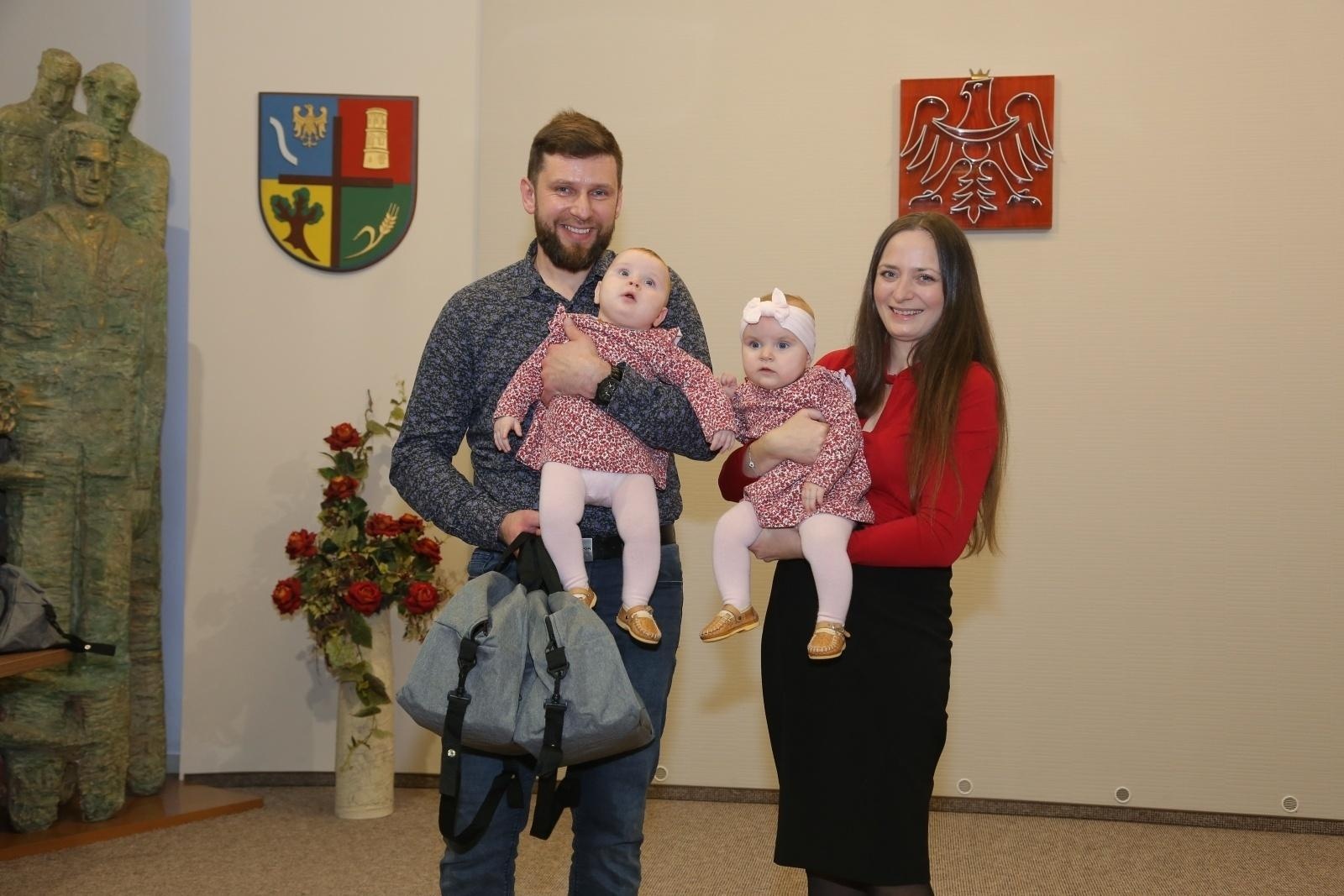 Zdjęcie w galerii na portalu naszraciborz.pl: W Krzyżanowicach przywitano najmłodszych obywateli gminy wiadomości z regionu