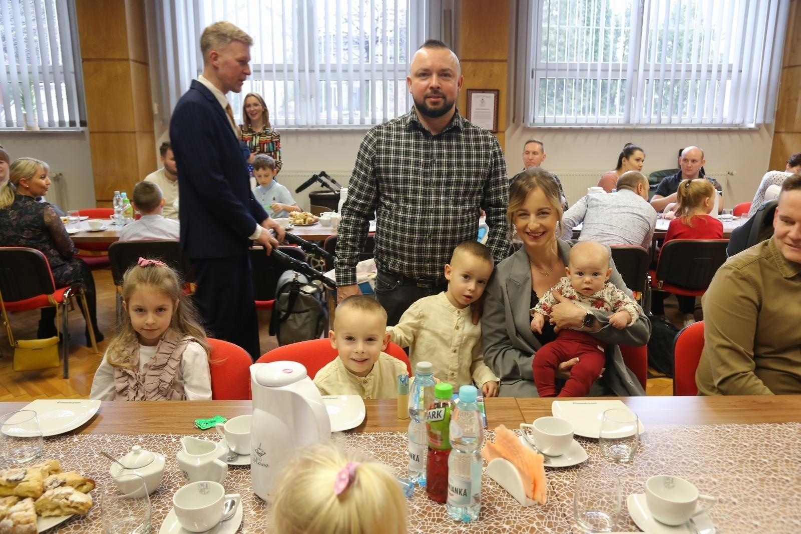 Zdjęcie w galerii na portalu naszraciborz.pl: W Krzyżanowicach przywitano najmłodszych obywateli gminy wiadomości z regionu