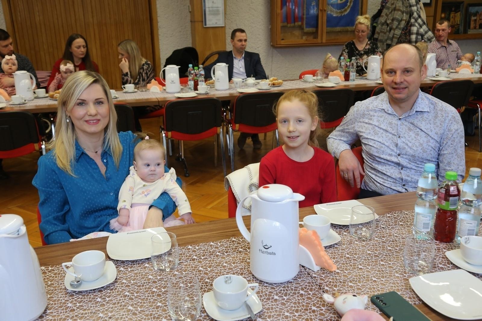 Zdjęcie w galerii na portalu naszraciborz.pl: W Krzyżanowicach przywitano najmłodszych obywateli gminy wiadomości z regionu