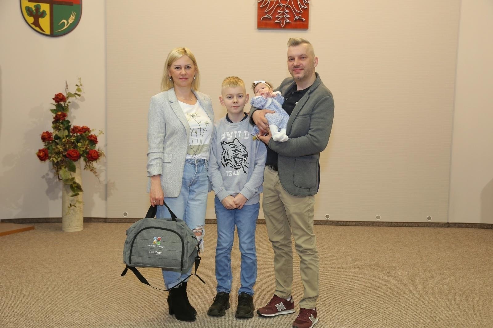 Zdjęcie w galerii na portalu naszraciborz.pl: W Krzyżanowicach przywitano najmłodszych obywateli gminy wiadomości z regionu