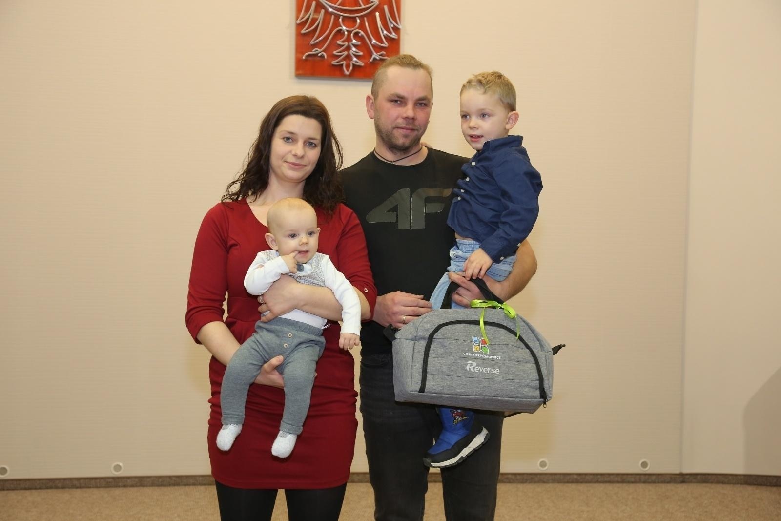 Zdjęcie w galerii na portalu naszraciborz.pl: W Krzyżanowicach przywitano najmłodszych obywateli gminy wiadomości z regionu