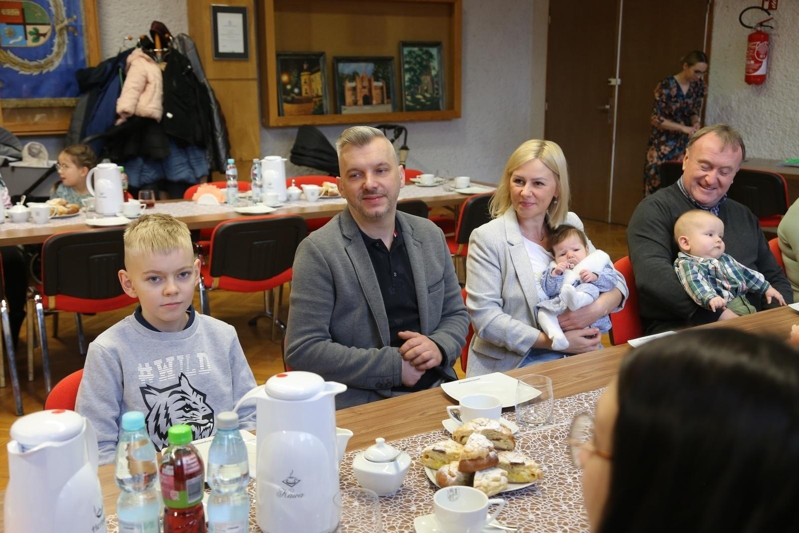 Zdjęcie w galerii na portalu naszraciborz.pl: W Krzyżanowicach przywitano najmłodszych obywateli gminy wiadomości z regionu