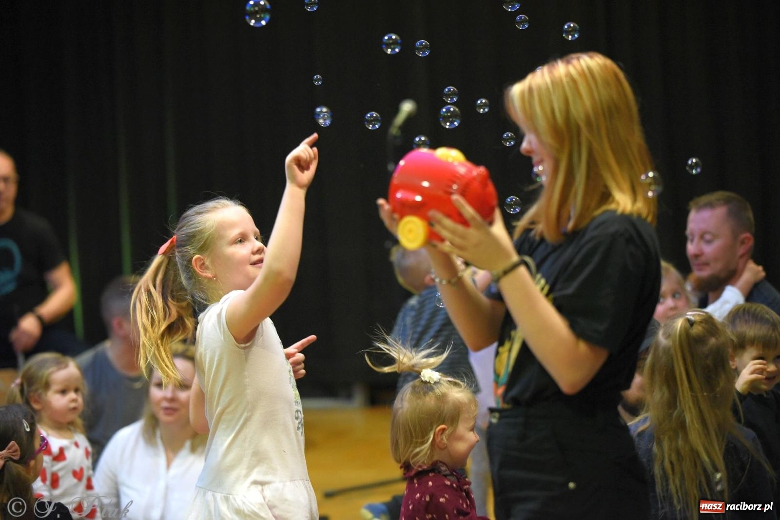 Zdjęcie w galerii na portalu naszraciborz.pl: Maluchy w krainie dźwięku i instrument niespodzianka wiadomości z regionu